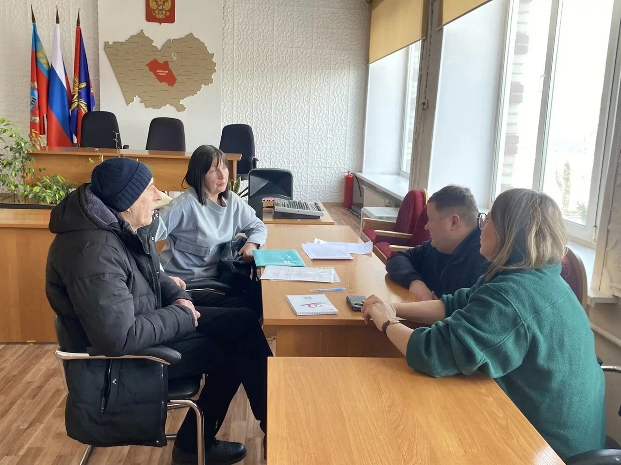 26 марта в Администрации Алейского района  руководитель комитета семей воинов Отечества Алтайского края Кристина Давыдовна Юстус совместно с юристами провела прием участников СВО и  членов семей участников СВО..